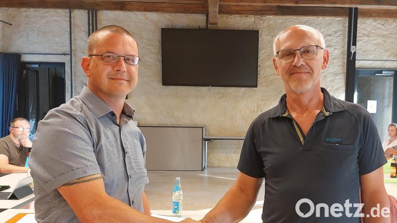 Königsteins Bürgermeister Jörk Kaduk (links) gratuliert dem neuen Marktrat .Hans Scheibeck (rechts). Bild: mfh