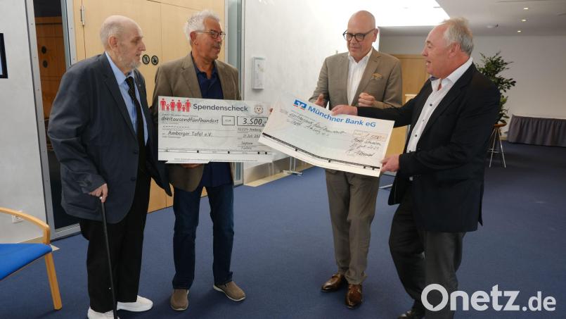 Insgesamt 5000 Euro spendeten golfende bayerische Freimaurer an die Amberger Tafel. Von links: André Jantzi, Jürgen Stauber, Volkmar Göbel und Michael Gleich. Bild: usc