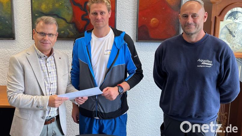 Bürgermeister Karlheinz Budnik gratuliert Christopher Müller (Mitte) zur bestandenen Prüfung. Bild: Stadt Windischeschenbach/exb