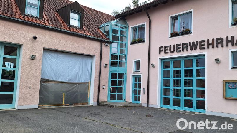 Nach dem Unfall auf dem Gelände des Feuerwehrhauses Erbendorf Mitte Juli ist derzeit das beschädigte Tor mit einer Plane verhängt. Bild: fks