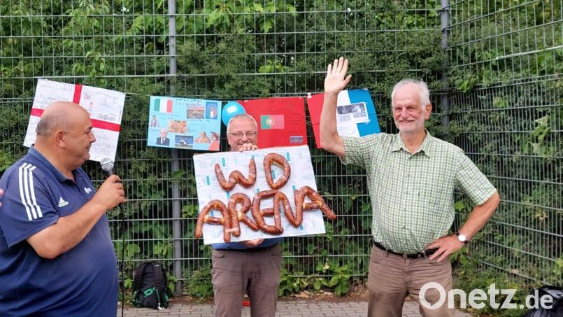 Nach 15 Jahren erhält der DFB-Mini-Kunstrasenplatz in der Dreifaltigkeitsschule einen Namen: Wolfgang-Dandorfer-Arena. Symbolisch überreichten Rektor Udo Leitz (Mitte) und Organisator Thomas Gebele (links) an den Alt-OB Wolfgang Dandorfer (rechts) einen Schriftzug aus Brezenteig. Bild: gel