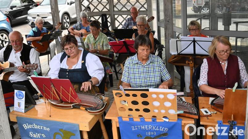 Bei den Sonntagsserenaden in Amberg traten der Zitherklub und die Blechernen Sait'n gemeinsam auf. Bild: gf
