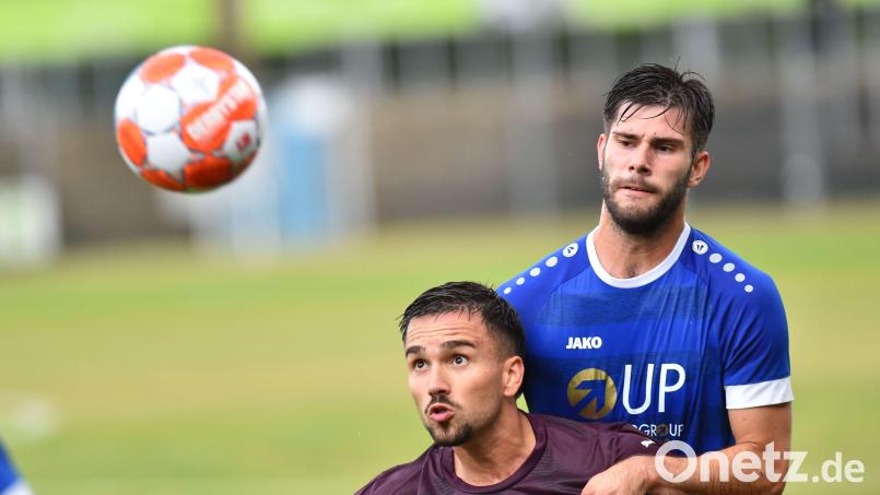 Alles im Griff: Der Weidener Paul Weidhas (rechts) bedrängt SV-Stürmer Kenan Muslimovic bei der Ballannahme. Bild: A. Schwarzmeier