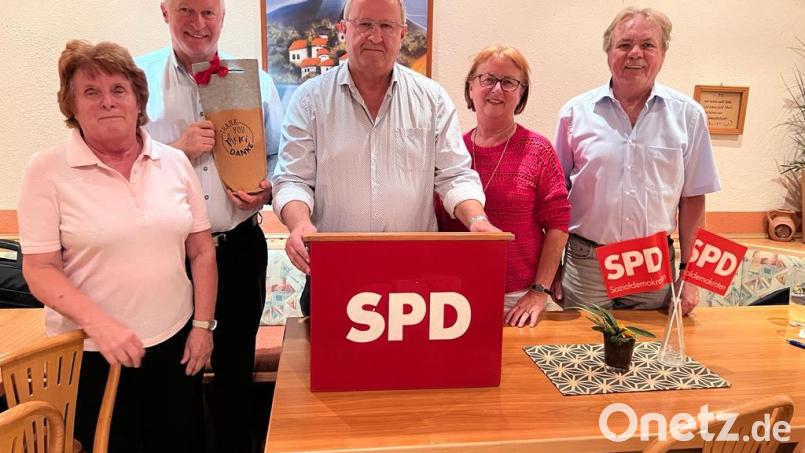 Kurt Giehl (Mitte) ist neuer Vorsitzender des Ortsvereins der SPD Windischeschenbach. Er übernimmt das Amt von Stefan Seitz (Zweiter von links). Bild: Stefan Seitz/exb