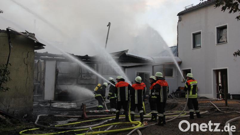 Mit vereinten Kräften gelang es rund 200 Feuerwehrleuten, den Großbrand in Lauterbach zu löschen. So blieben wenigstens die Nachbargebäude des Vierseithofes verschont. Bild: kro