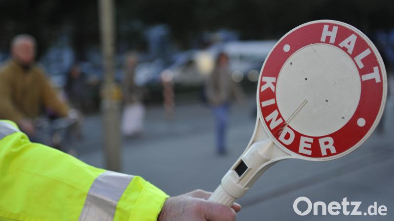 Während die meisten Polizeidienststellen genügen Schülerlotsen haben, mangelt es an erwachsenen Schulweghelfern. Symbolbild: Marc Müller/dpa