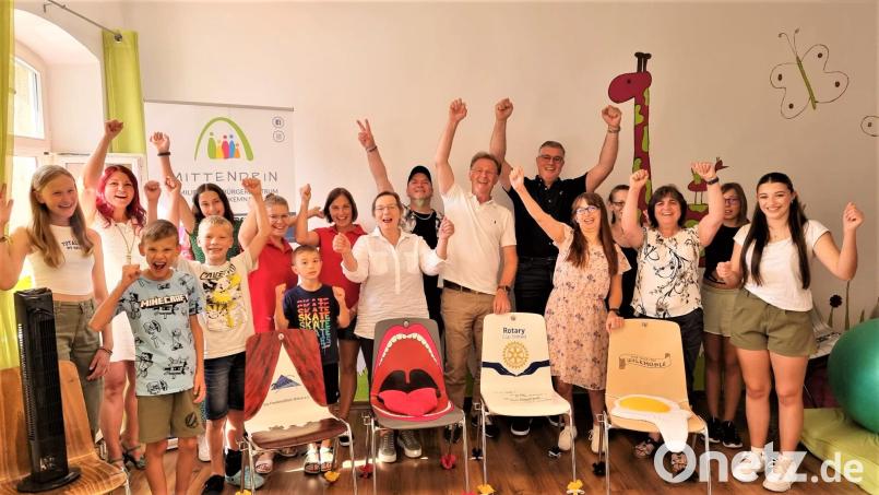 Zur Übergabe der bemalten Stühle trafen sich die jungen Künstler und die Empfänger der Werke im Familienzentrum Mittendrin. Bild: Familienzentrum Mittendrin/exb