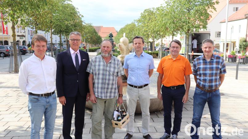 Hubert Völkl (Dritter von links) ging in den Ruhestand. Stadtbaumeister Andreas Ockl, Bürgermeister Franz Stahl, Leiter der Hauptverwaltung Markus Bergauer, Bauhofleiter Reinhard Legat und Personalratsvorsitzender Karl Bayreuther (von links) wünschten alles Gute für die Zukunft. Bild: Stadt Tirschenreuth/exb