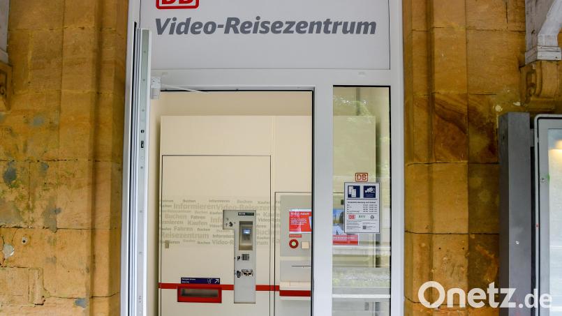 Per Knopfdruck können Bahnkunden nun eine Videokonferenz mit einem Service-Mitarbeiter starten. Dieser gibt Auskunft und berät – Fahrkarten, Reservierungen oder BahnCards werden vor Ort ausgeworfen. Bild: Petra Hartl