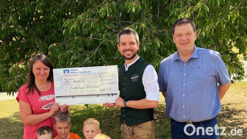 Einen Scheck über 500 Euro übergibt "Quertreiber"-Schlagzeuger Bene Schleicher an das Kinderhaus Fensterbach. Bild: B. Schleicher/exb