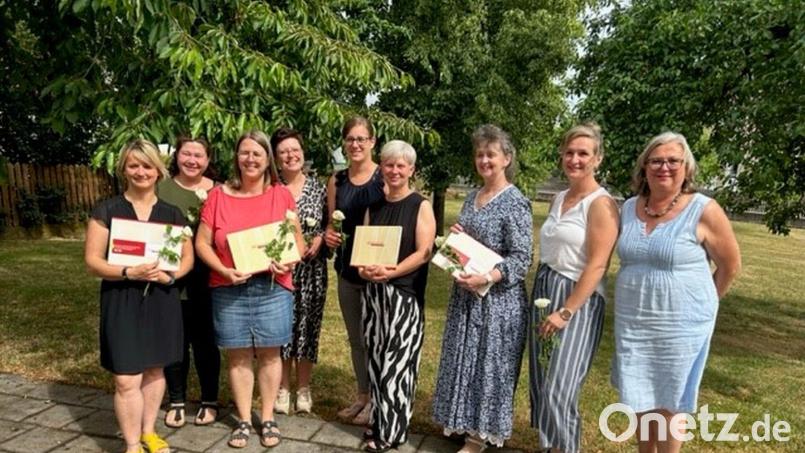 Fünf Einrichtungen aus ganz Bayern nahmen am "Quik"-Kurs zur Qualitätsentwicklung in Kinderhäusern teil. Das Zertifikat erwarben auch das Katholische Kinderhaus „Unsere Liebe Frau“ in Tirschenreuth und das Kinderhaus „Dorfpiraten“ im Markt Mähring. Referentin Ute Schubert-Stähr (rechts) gratulierte. Bild: Kinderhaus Dorfpiraten/exb
