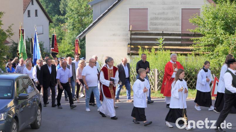 Der Kirchenzug mit Pfarrer Norbert Götz sowie Diakon Janucz Szubartowicz und den Vereinen beim Patrozinium der Lennesriether Jakobuskirche. Bild: fvo
