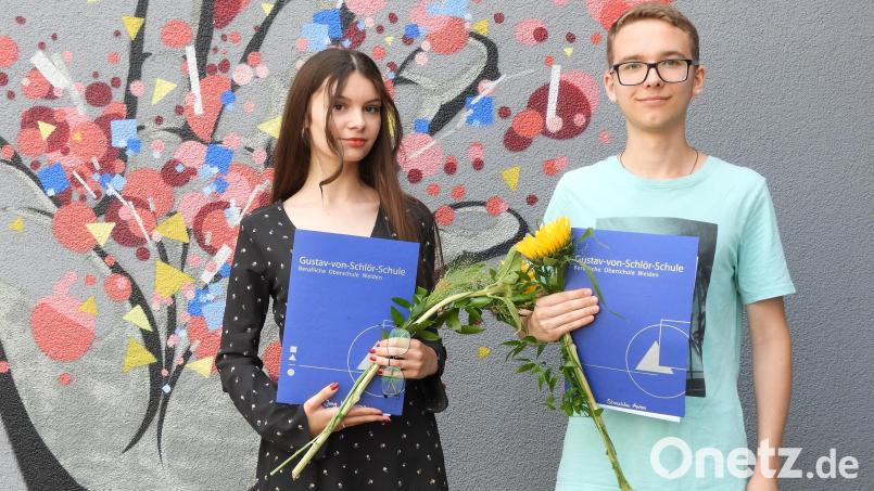 Die IVK-Schüler Katharina Jung und Anton Shvachko haben den Mittleren Schulabschluss mit einer glatten Eins gemeistert. Bild: Winkler