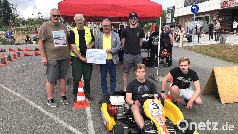 Die Spende wurde im Beisein von Michael Sollfrank (hinten, links), Bezirksvorsitzender des Bayerischen Motorsportverbandes, von Bürgermeister Toni Dutz (hinten, Dritter von links) an Karl-Heinz Dietrich (hinten, Zweiter von links) und Jugendleiter Johannes Jäger (rechts hinten) übergeben. Vorne die Piloten Karl und Ludwig Tischlinger. Bild: wro