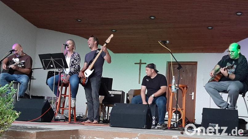 Die Band "Dry Cherry Pie" spielt auf der Kulturbühne der Waldwirtschaft. Bild: Manuela Härtl/exb