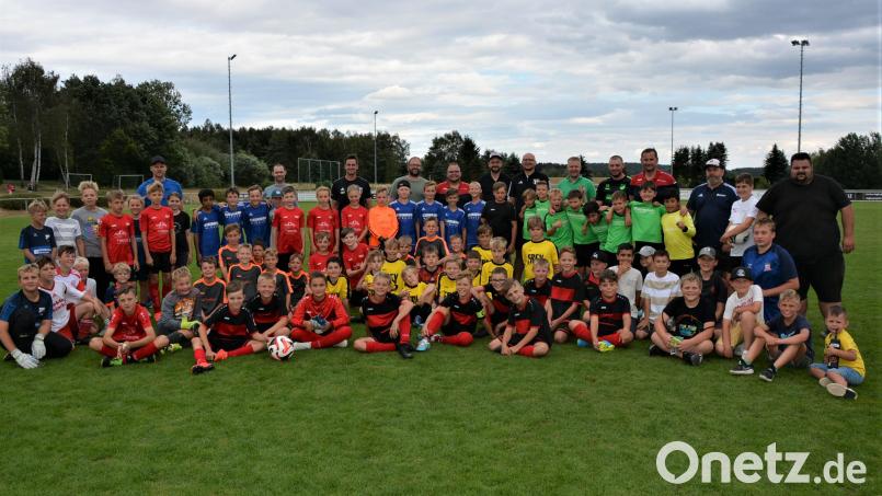 Drei Nachwuchsturniere richtete am Wochenende der TSV Konnersreuth aus. Im Bild die E-Junioren-Mannschaften mit Trainern und Betreuern. Bild: jr