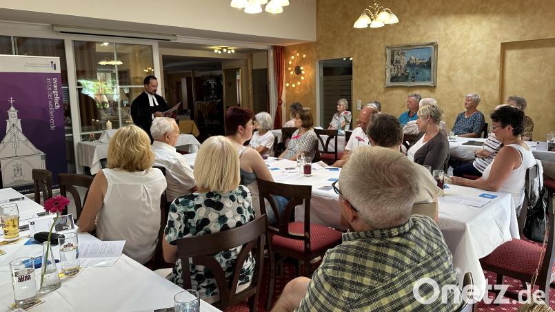 Erstmals zelebriert Pfarrer Stefan Fischer einen evangelischen Wirtshausgottesdienst im Gasthaus Haas in Schnaittenbach. Bild: wku