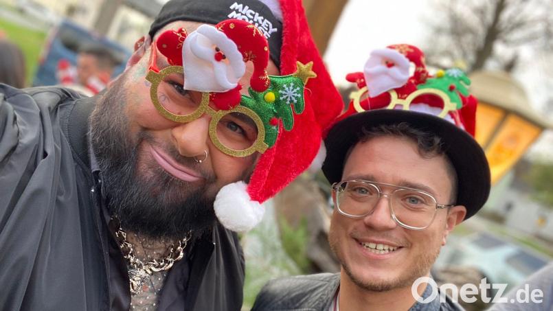 Benjamin Dietl von &quot;Bennys Friseure&quot; hat mit seinem Team und dem befreundeten Sänger Max Weidner Weihnachten bei &quot;Zum Hosiwirt&quot; in Unterwildenau gefeiert. Bild: exb / Benjamin Dietl