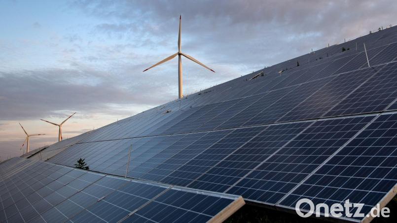 Ein Energiemix aus Windkraftanlagen und Photovoltaik ist laut Energienutzungsplan (ENP) auch für Oberviechtach zukunftsweisend. Symbolbild: Sina Schuldt/dpa