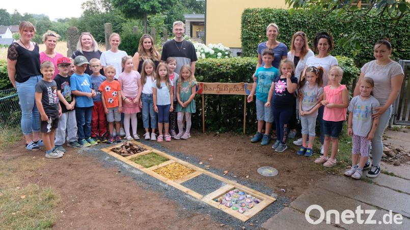 Im Hof des katholischen Kindergartens in Floß gibt es einen neuen Barfußpfad. Bild: le