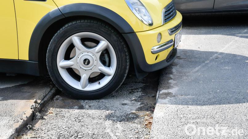 Zur Verlegung der Glasfaserkabel wurden viele Straßen in Gallmünz und Feuerhof aufgerissen, aber nicht mehr ganz verschlossen. Seit zwei Wochen fehlt die Deckschicht des Asphalts. Autofahrer werden kräftig durchgeschüttelt. Bild: Petra Hartl