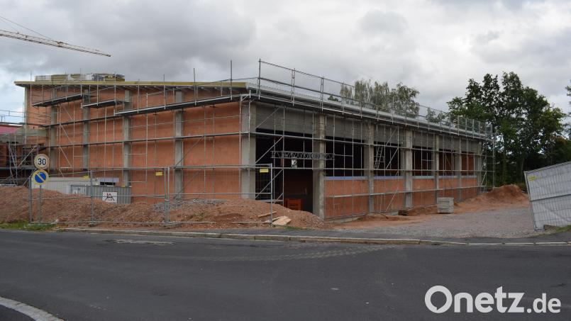 Der Neubau einer Mehrzweckhalle ist derzeit die größte Baustelle in der Marktgemeinde. Im Vermögenshaushalt 2023 schlägt sie mit vier Millionen Euro zu Buche. Bild: bnr