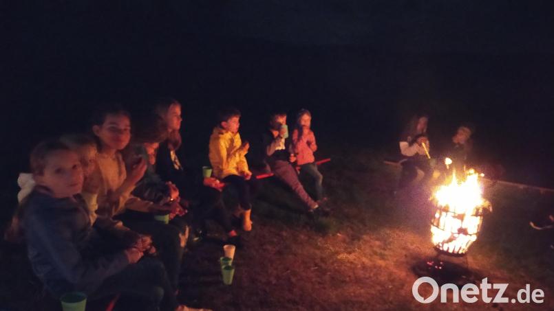 Vergangenes Jahr wanderte der Frauenbund Bad Neualbenreuth mit den Kindern zum Grenzlandturm und setzte sich dann ans Lagerfeuer. Heuer führt die Taschenlampenwanderung durch das Gedankental. Archivbild: Birgit Lippert/exb