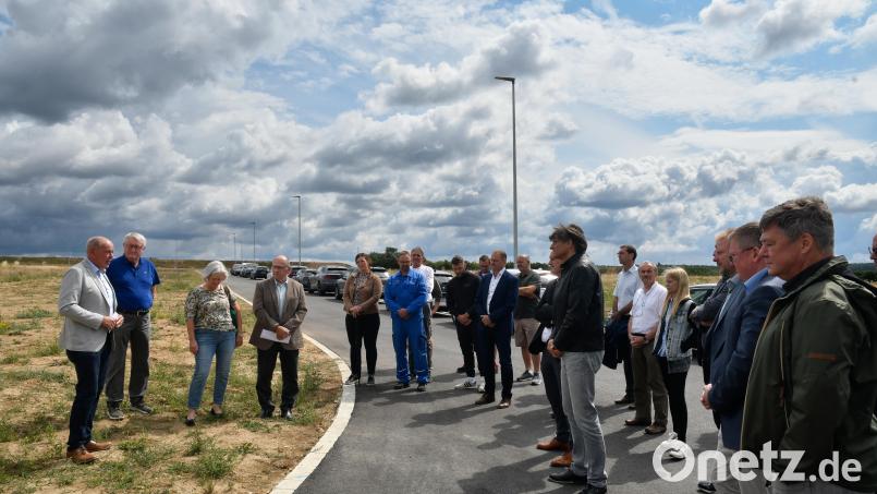 Der Wirtschaftsraum Amberg hat ein Gewerbegebiet in Theuern erschlossen. Am Mittwoch wurde das Areal offiziell und fertig erschlossen an die Gemeinde Kümmersbruck zurückgegeben. Bild: Petra Hartl