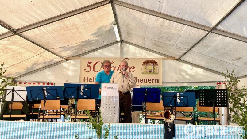 Ex-Vorsitzender und Schirmherr Wilhelm Wittmann (rechts) und der aktuelle Vorsitzender Herbert Breitkopf eröffnen den Kommersabend anlässlich der 50-Jahr-Feier des Heimatvereins Theuern. Bild: e