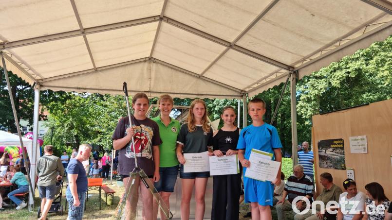Das sind die Gewinner beim Karpfen-Quiz (von links) mit Glücksfee Leonie Siebert und Jugendleiterin Verena Wolfrath: Sophia Keller, Emma Schinabeck und Kevin Schönweitz. Nicht im Bild ist Emma Schinabeck. Bild: Jennifer König/exb