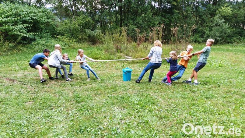 Im vergangenen Jahr legten sich die Kinder beispielsweise beim Seilziehen mächtig ins Zeug. Archivbild: bey