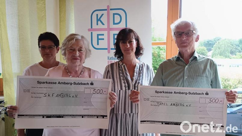 Für den Katholische Frauenbund überreichen die beiden Vorsitzenden Angela Schreiner (Zweite von rechts) und Ulrike Mutzbauer (links) Spendenschecks in Höhe von jeweils 500 Euro an die stellvertretende SkF-Vorsitzende Waltraud Frieser (Zweite von links) und den Vorsitzenden der Amberger Tafel, Bernhard Saurenbach (rechts). Bild: u