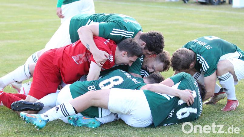 Riesiger Jubel bei den Spielern des SV Mitterteich nach dem Treffer zum 2:1 in der Nachspielzeit durch Daniel Lauterbach. Bild: Peter Perzl
