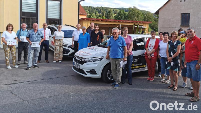 Die Mitarbeiter der Caritas-Sozialstation Oberviechtach (rechts) mit Vorsitzenden Hubert Ruml (Mitte) waren ebenso wie die Sponsoren (links) bei der Fahrzeugübergabe mit Segnung anwesend. Bild: Gertraud Portner/exb