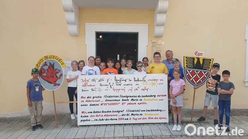 Die Klasse 3/4 der Grundschule Bad Neualbenreuth vor dem Rathaus mit dem Heimatexperten Meinhard Köstler. Bild: Grundschule Bad Neualbenreuth/exb