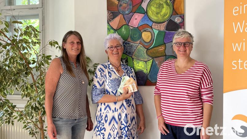 Michaela Koller (links) und Claudia Hien (rechts) bedankten sich bei Gisela Herzog für die Spende zugunsten der Hospizarbeit. Bild: Berr/exb