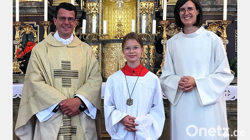 Sophia Schrödl (Mitte) ist neue Ministrantin in der St. Dionysiuskirche um Pfarrer Thomas Kohlhepp. Bild: R. Kreuzer