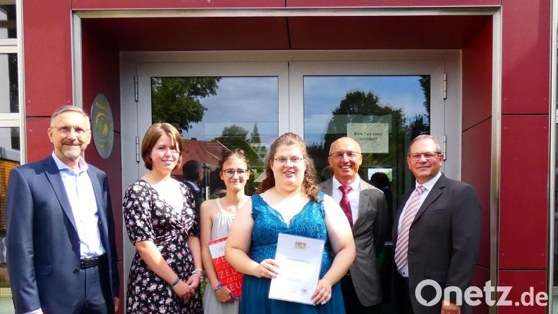 Die Ehrengäste gratulierten den Schulbesten an den Berufsfachschulen (von links): Schulleiter Martin Abt, Magdalena Kühner, Denise Gießübl, Simone Ring, Außenstellenleiter Thomas Schiller und Zweiter Bürgermeister Egbert Völkel. Bild: C. Hanauer/exb