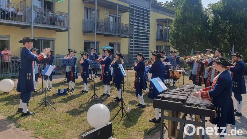 Von schattigen Plätzen auf dem Balkon verfolgten die Senioren das Konzert im Alten- und Pflegeheim Oberviechtach. Bild: nid