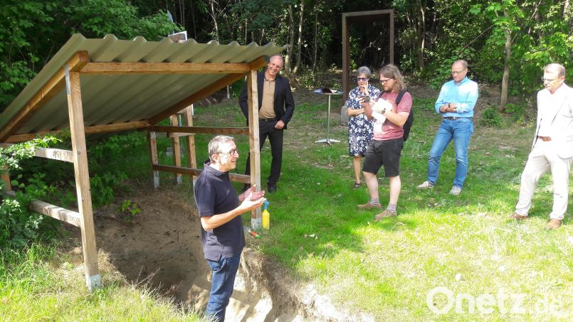 Robert Traidl, Bodenkundler im Bayerischen Landesamt für Umwelt, erläutert den Aufbau des Ackerbodens am Bodenprofil im GEO-Zentrum an der KTB n Windischeschenbach. Bild: Holzförster/exb