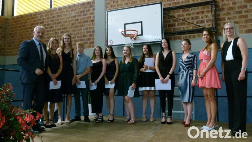 Oberstudiendirektor Eduard Bauer (von links) gratuliert Franziska Lohner (Eschenbach/1,5), Sophie Banzer (Menzlas/1,5), Eric Aschenbrenner (Eschenbach/1,5), Lea- Marie Schankin(Naslitz /1,5), Alina Yilmaz (Pegnitz /1,37), Ricarda Kneidl (Döllnitz/1,37), Lara Habiboglu (Auerbach /1,25), Lee-Ann Will (Oberbibrach /1,25). Glück wünschen auch die Klassenleiterinnen Katrin Stadler, Franziska Adam und Petra Kreuzer. Bild: rn