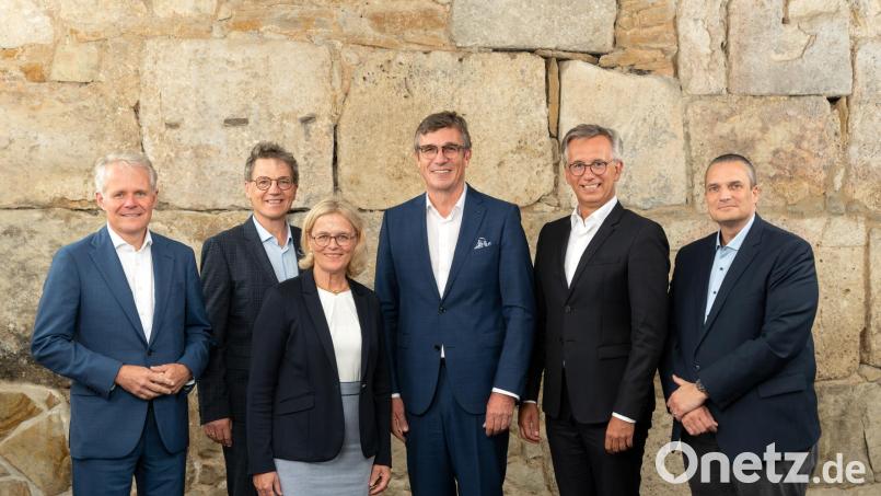 Der wiedergewählte IHK-Präsident Michael Matt (4.v.l.) mit seinem Team der Vizepräsidenten (v.l.) Thomas Hanauer, Dr. Alois Plößl, Rita Theresia Högl, Stefan Rödl sowie Christian Volkmer. Bild: Stefan Hanke/exb