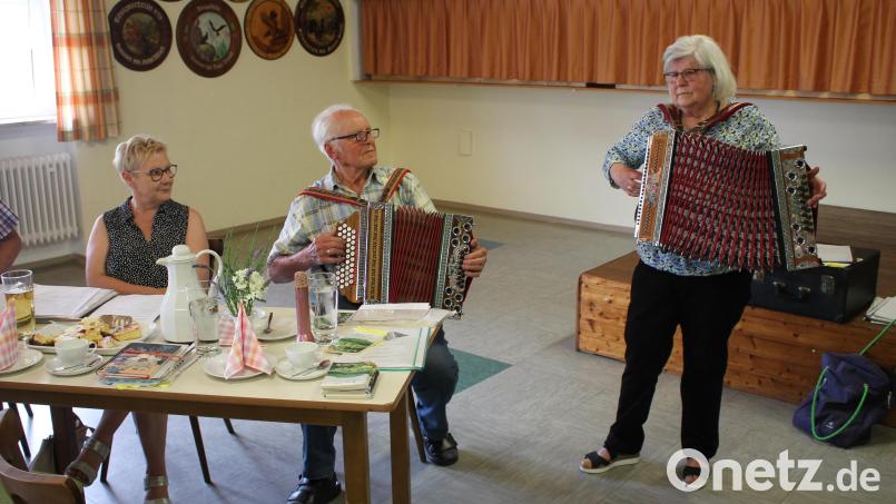 Mit Preißach und Trabitz sind Sieglinde Wick, Rudolf und Monika Fink (von links) von Kindheit auf verbunden. Wohl auch deshalb bereiten ihnen die Auftritte bei den Festen der Burkhardsreuther Landvolkgruppe besonderes Vergnügen. Bild: bjp