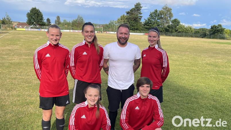 Die Neuzugänge des TSV Theuern: (hintere Reihe von links): Lea Kurzka, Theresa Graf, Trainer Florian Weber, Anna Kreiß; (vordere Reihe von links): Mirijam Hirn, Sandra Schmidt. Bild: Bernhard Müller