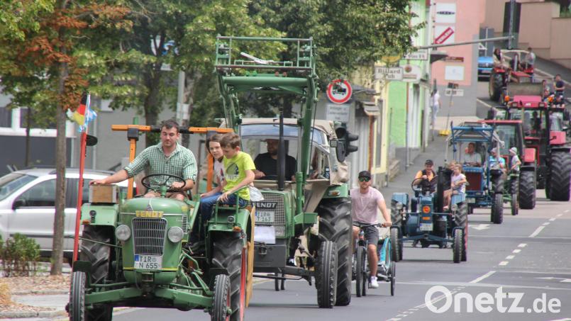 Ein imposantes Bild bot sich bei der Traktorausfahrt, die auch mitten durch Tirschenreuth führte. Bild: kro