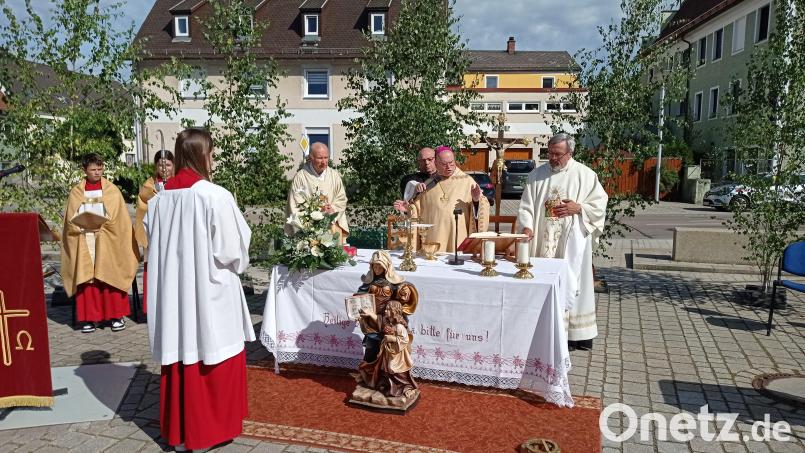 Auf dem Marktplatz in Wernberg-Köblitz feiert der Augsburger Bischof Bertram Meier einen Festgottesdienst. Bild: Petra Hartinger/exb