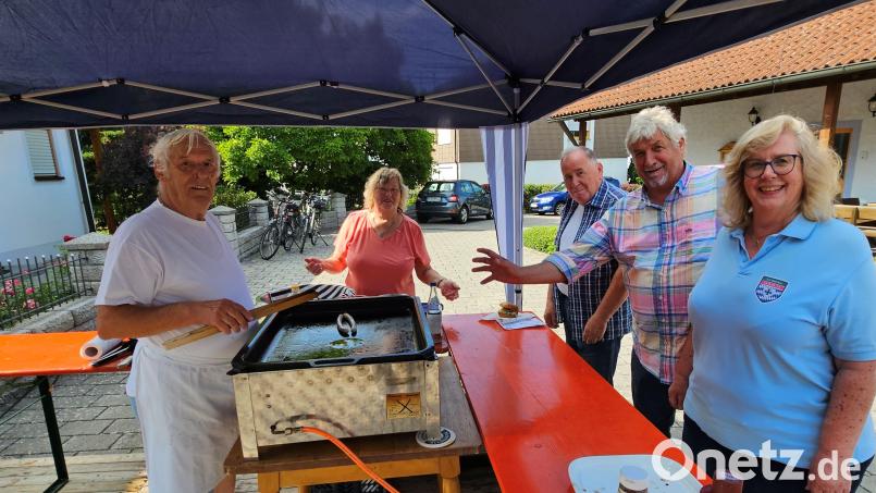 Die 7er Kameradschaft und der GTV Almrausch luden zu einem gemeinsamen Gartenfest ein. Bild: Peter Ertl/exb