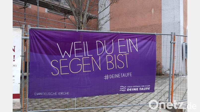 Die Evangelische Kirche will mit Aktionen zur Taufe wie hier in Vohenstrauß für ihr segensreiches Wirken werben. Bild: Carmen Riebl/exb