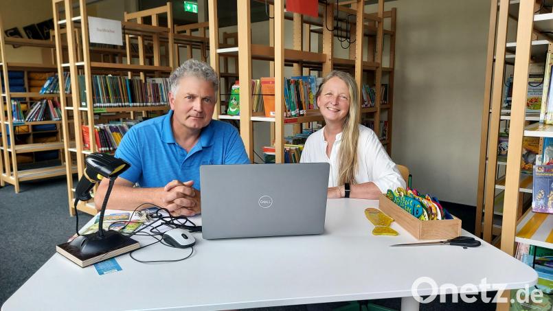 Stefan Kick und Birgitt Diener hatten bei der Bestandsaufnahme und dem Einpflegen ins System richtig viel zu tun. Bild: Barbara-Grundschule Amberg