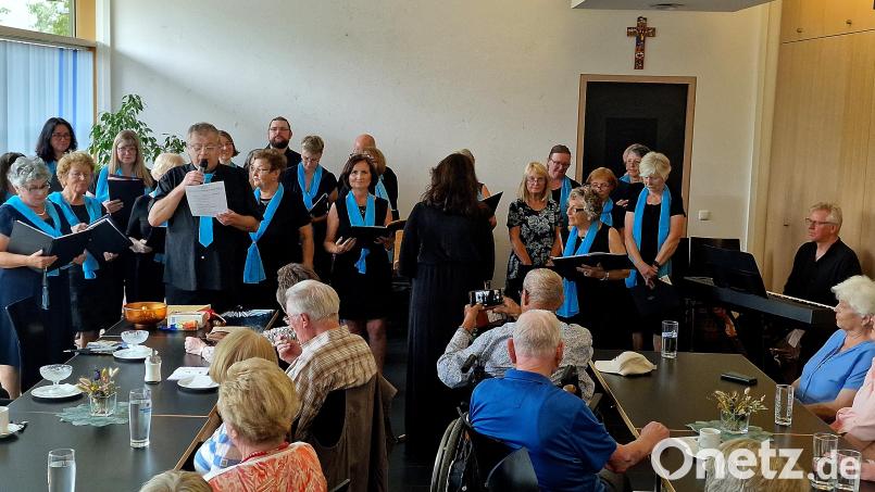 Mit einer Reise einmal um die ganze Welt entführt der Chor "Chorisma" die Zuhörer im Café Mitte. Bild: R. Kreuzer